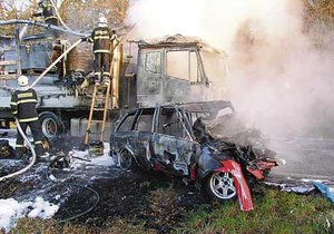 Z auta i kamionu zůstaly ohořelé trosky