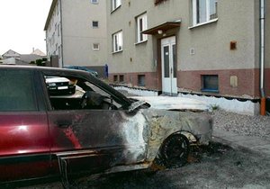 Zapálené auto zavražděné před domem, kde společně s tyranským Syřanem bydlela