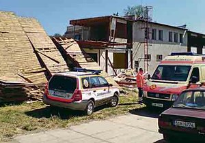 Libčice - Při krádeži dřeva na pálení čarodějnic se na tři muže zřítila stěna opuštěného domu. Skončili v nemocnici.