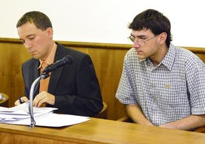 Lukáš Dočkalík (19) z Kostelce u Holešova (vpravo) se svým obhájcem
