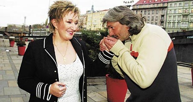 Hůlka se Urbanové neopomene nikdy poklonit a políbit jí ruku