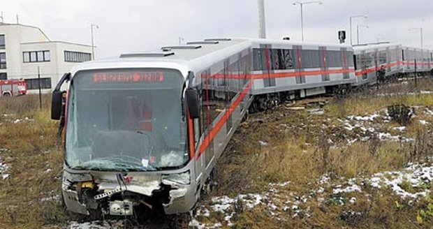 Souprava metra s měla zastavit před tímto plotem, místo toho ujela o několik desítek metrů