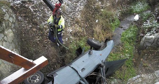 Po hrozivém skoku zůstala škodovka ležet na boku v potoce