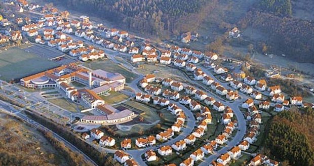 Horoměřice jsou typickým satelitem Prahy. Většinu nových domků je ale těžké od sebe vůbec odlišit!