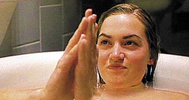Čvachtání ve vaně aneb První hanbatá scéna Kate ve filmu Nebeská stvoření (1994)