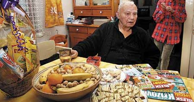 Petra nelze vyfotit bez cigarety. ´Kouřím od třinácti a plíce jsou to jediné, co v sobě mám zdravého,´ dobírá si své neřesti před svou manželkou Radkou