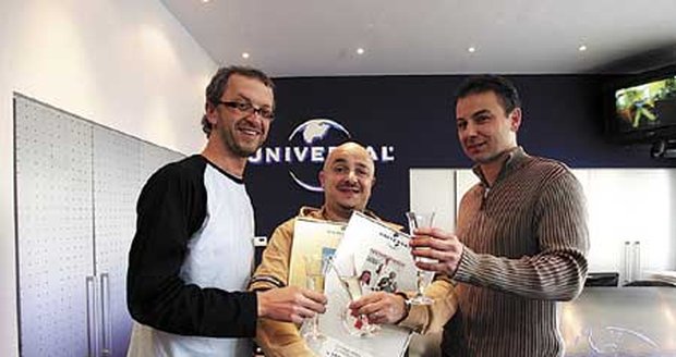 Zdeněk Izer (uprostřed) si u příležitosti předávání desky připil se zástupci Universal Music pravým šampaňským