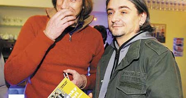 Tonda Duchoslav (vlevo) hrál nezapomenutelného frajera Vikiho. A Michal Suchánek si ´Sněženkami´ zadělal na další kariéru.
