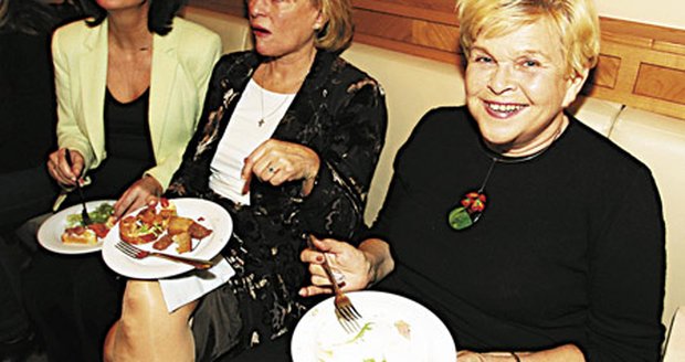 Paní Ivanka (vpravo) má vždycky co vyprávět a kamarádky Marie Retková (vlevo) a Milena Vostřáková pozorně naslouchají