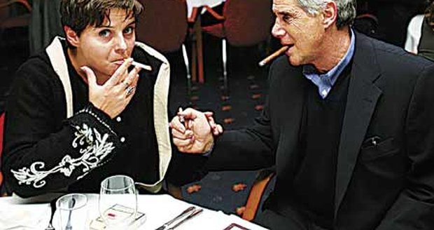 Josef Laufer vyvedl do společnosti dceru Ester a pečlivě se o ni staral. Dokonce jí dvorně připaloval cigarety bez ohledu na to, že škodí zdraví.