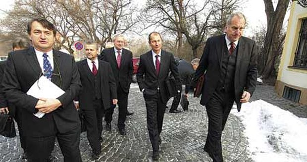 Rozhněvaní hejtmani jdou na schůzku s ministrem zdravotnictví a premiérem žádat omluvu