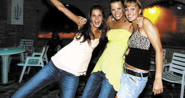 Zuzana Blažková, Anna Ada
Lipoldová (uprostřed) a Renata Langmannová to na parketu pořádně rozjely