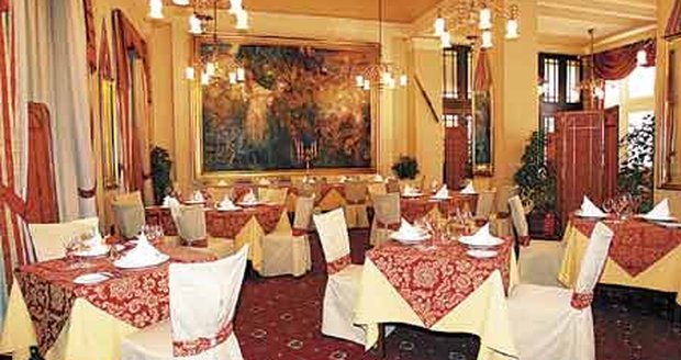 V restauraci Gastro Žofín si Nekola dává svíčkovou s Lucií Bílou a hostí i světové politiky