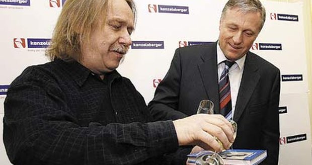Kmotrem knihy Mirka Topolánka se stal písničkář Jaromír Nohavica