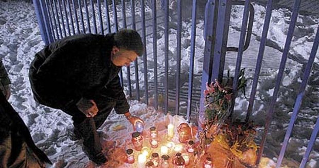 Lidé zapalovali celý den svíčky na památku obětí tragédie