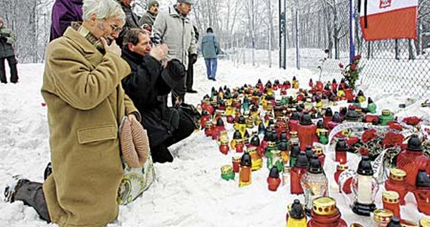 Desítky lidí každý den zapalují svíčky na památku obětí