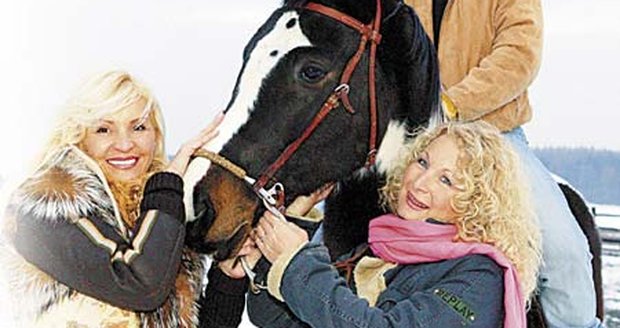 Zleva Tamara, Petr na Světlanině koni a Světlana