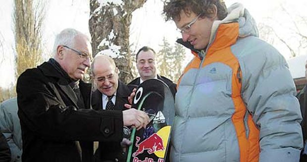 Prezident Klaus křtí snowboard olympionikovi Michalu Novotnému...
