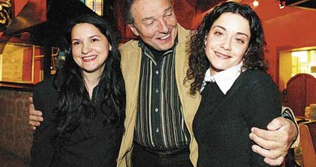 Karel Gott nevěděl, na kterou z půvabných představitelek Kim se dívat dřív - zda na Magdu Malou (vlevo), či na Lucii Šoralovou. Mimochodem, ti, kdo některou z nich budou chtít vidět na pódiu v jejich rolích, musí si pospíšit. Miss Saigon