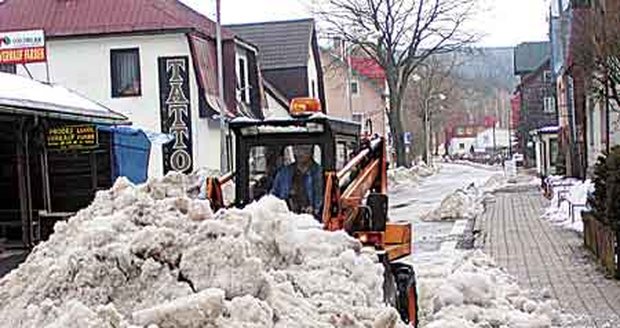 Jen s obtížemi se včera vyhrábavali v obcích Krušných hor ze záplavy sněhu. V Potůčkách nasadili veškerou techniku i od soukromníků.
