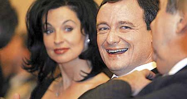 Zatímco ve zdravotnictví zuří krize, ministr se dobře baví. V pondělí zavítal i s milenkou Renatou Horkou na módní přehlídku Jiřiny Tauchmanové na pražském Žofíně