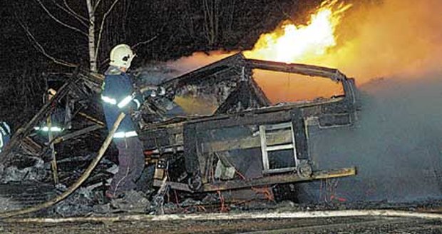 Hasiči likvidují požár zcela zdemolovaného kamiónu, který po nárazu do viaduktu explodoval a začal hořet