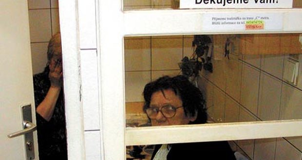 žena z veřejných záchodků je po napadení stále otřesená a bojí se ukázat tvář, společnost jí včera dělala kamarádka