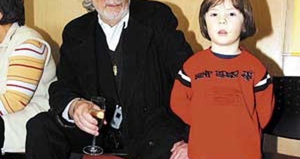 Petr Hapka má tolik dětí, že ho nemrzí, že nejmladší Kašpar je celá máma, Olga Michálková