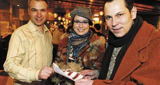 Premiéru Zkrocené hory přišla společně s Pavlem Vítkem (vpravo) a Janisem Sidovským zhlédnout i zpěvačka Zuzana Norisová