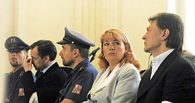 Zatímco Michal Fulnecký (druhý zleva) česky mluví velmi dobře, Sergej Tarasov u soudu využíval služeb tlumočnice