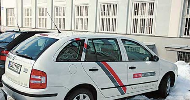 Pracovníci bezpečnostní agentury převáželi miliony ve Škodě Fabii