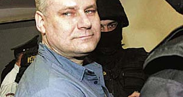 Jiřímu Kajínkovi odmítl soudce sundat pouta a po celou dobu jednání ho nechla chrastit řetězy