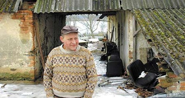 Otec Jan Kocourek čin svého syna nechápe. V pozadí stodola, na jejíž půdě si mladík vzal život.