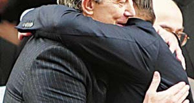 Premiér Jiří Paroubek v obětí Tonyho Blaira, dojemné loučení