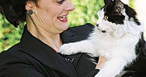 Cherie očividně kočky nesnáší