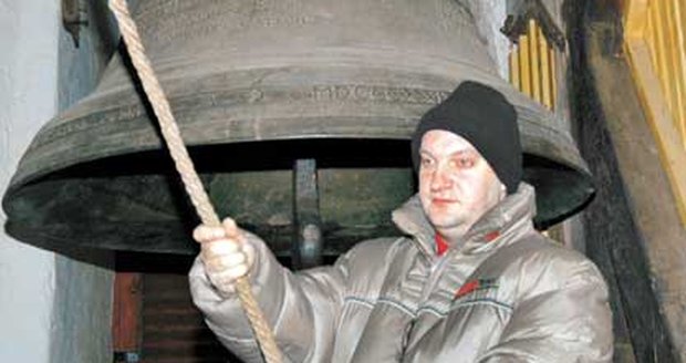 Na největší zvon Zikmund se zvoní v neděli před bohoslužbou, při slavnostech a na přání při pohřbech