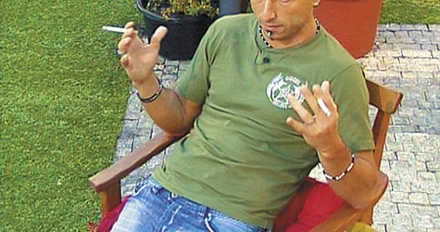 Tony zákaz kouření nevydržel a zapálil si hned dvě cigarety najednou. Následoval trest pro všechny VyVolené.