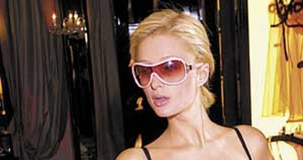 Paris Hiltonová se na rozdíl od jiných žen, svým malým poprsím chlubí!