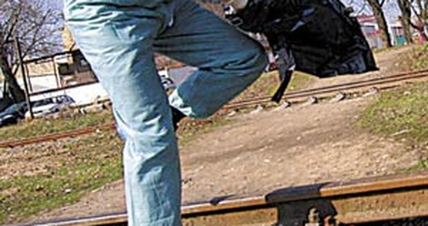 Veterinář Ilja Resch zabalil uhynulou potápku do pytlů a odvezl ji pryč