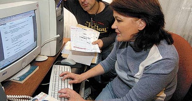Sagvan diktuje do počítače Janečkovy sekretářky