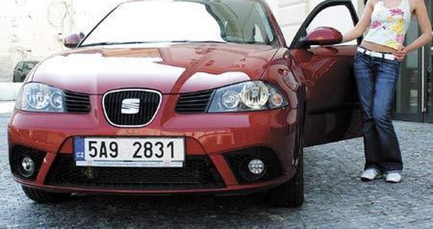 Mladé, sportovně založené dívky a Seat Ibiza - to jde k sobě