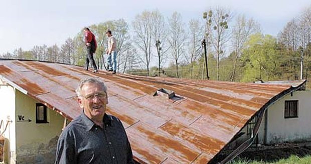 Tornádo zničilo střechu kabin. ´Před 30 lety jsem to zažil na vlastním domě,´ říká Bohuslav Silný (vpředu).