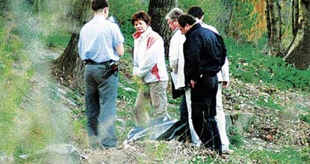 Policisté na břehu Radbuzy ohledávají tělo utonulé ženy