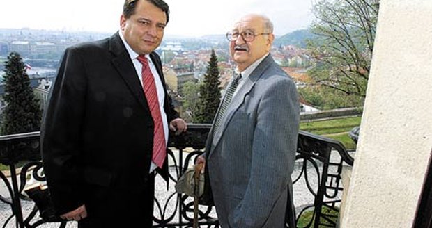 Premiér Jiří Paroubek ukázal panu Pavlovskému výhled na Prahu z balkónu Kramářovy vily