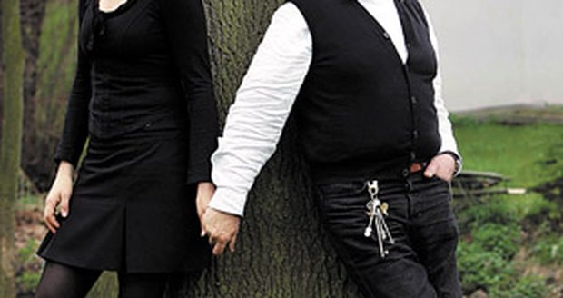 Petr a Olga bydlí nedaleko Prahy, blízko hradu Okoř, kde jim pobyt v přírodě dělá moc dobře