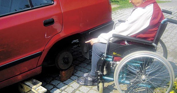 Paní Zdeňka Tomšíková je z řádění zloděje nešťastná, bez auta se nikam nedostane