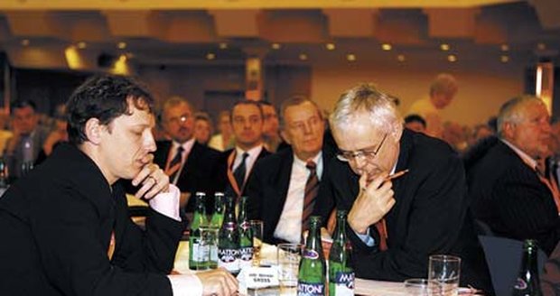 Stanislav Gross a Vladimír Špidla dělali během Zemanova projevu neviditelné. Právní koncipent dokonce ani netleskal.