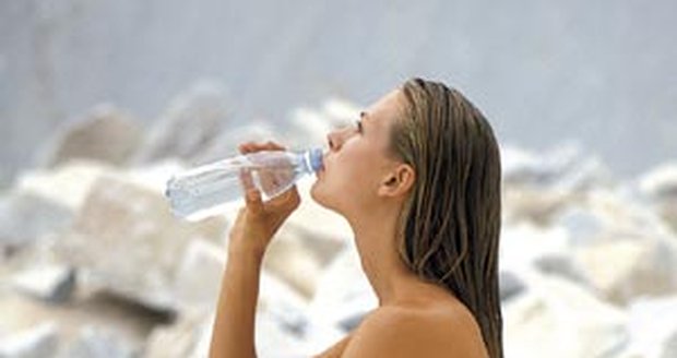 Nezapomínejte na pitný režim: 2 - 3 litry tekutin denně