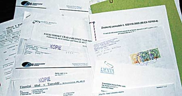 Ukázka hlaviček nalezených dokumentů. Uvnitř jsou údaje o dluzích a exekucích konkrétních lidí.