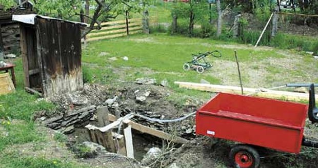 Do této díry po starém hnojišti
spadl dvouletý hošík a splašky
vdechl do plic